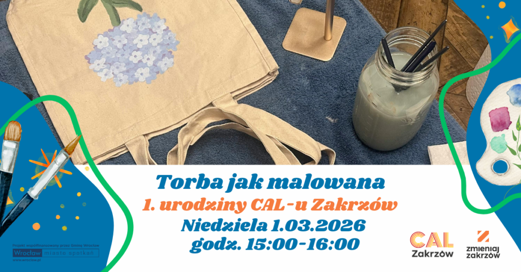 Obrazek przedstawia bawełnianą torbę z namalowanym kwiatem, obok stoi słoik z wodą brudną od farb.