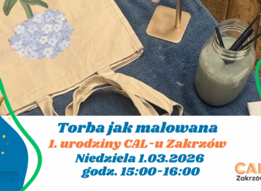 Obrazek przedstawia bawełnianą torbę z namalowanym kwiatem, obok stoi słoik z wodą brudną od farb.